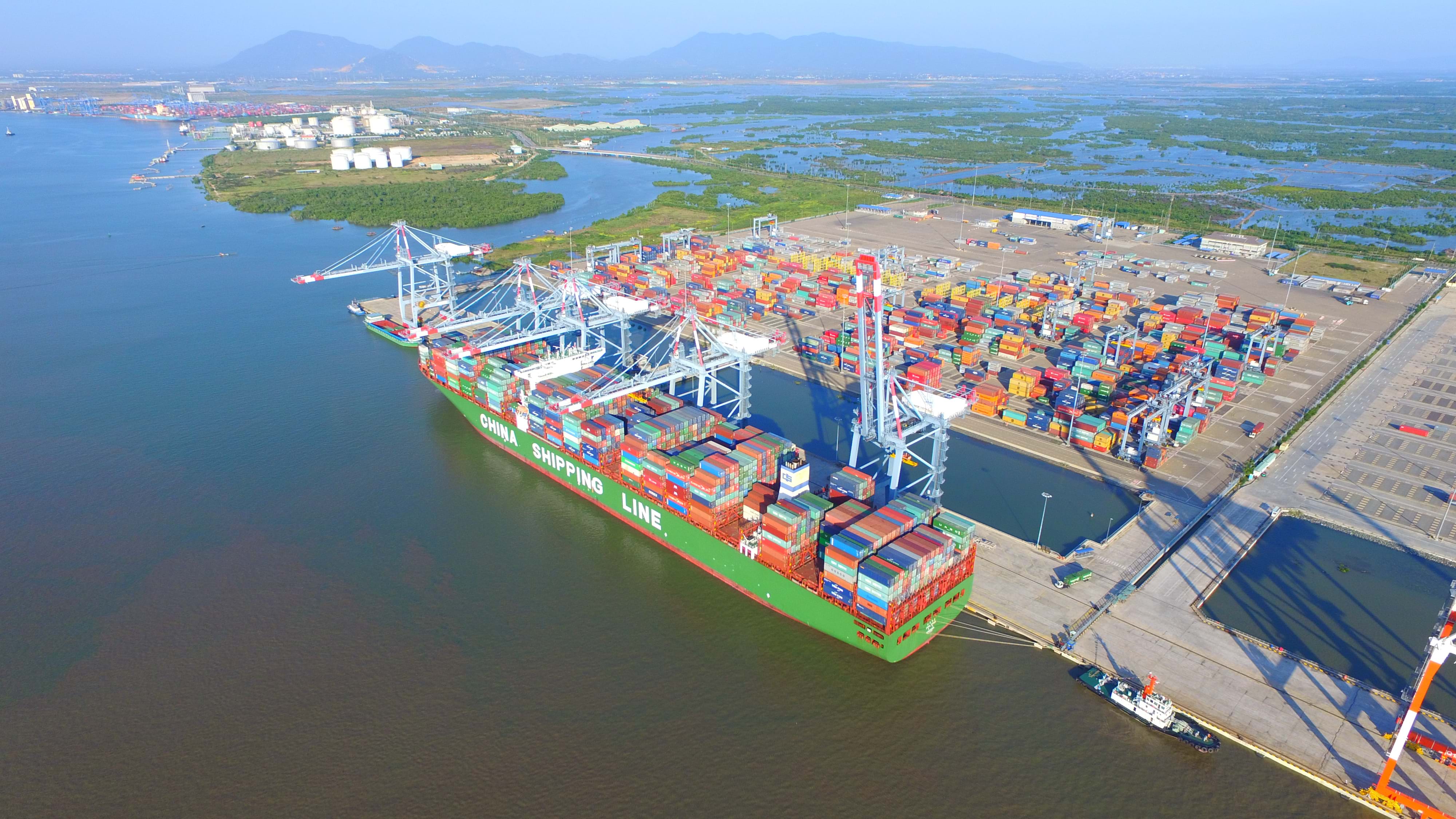 Tàu 14,000 TEUs cập cảng CMIT (CSCL STAR)