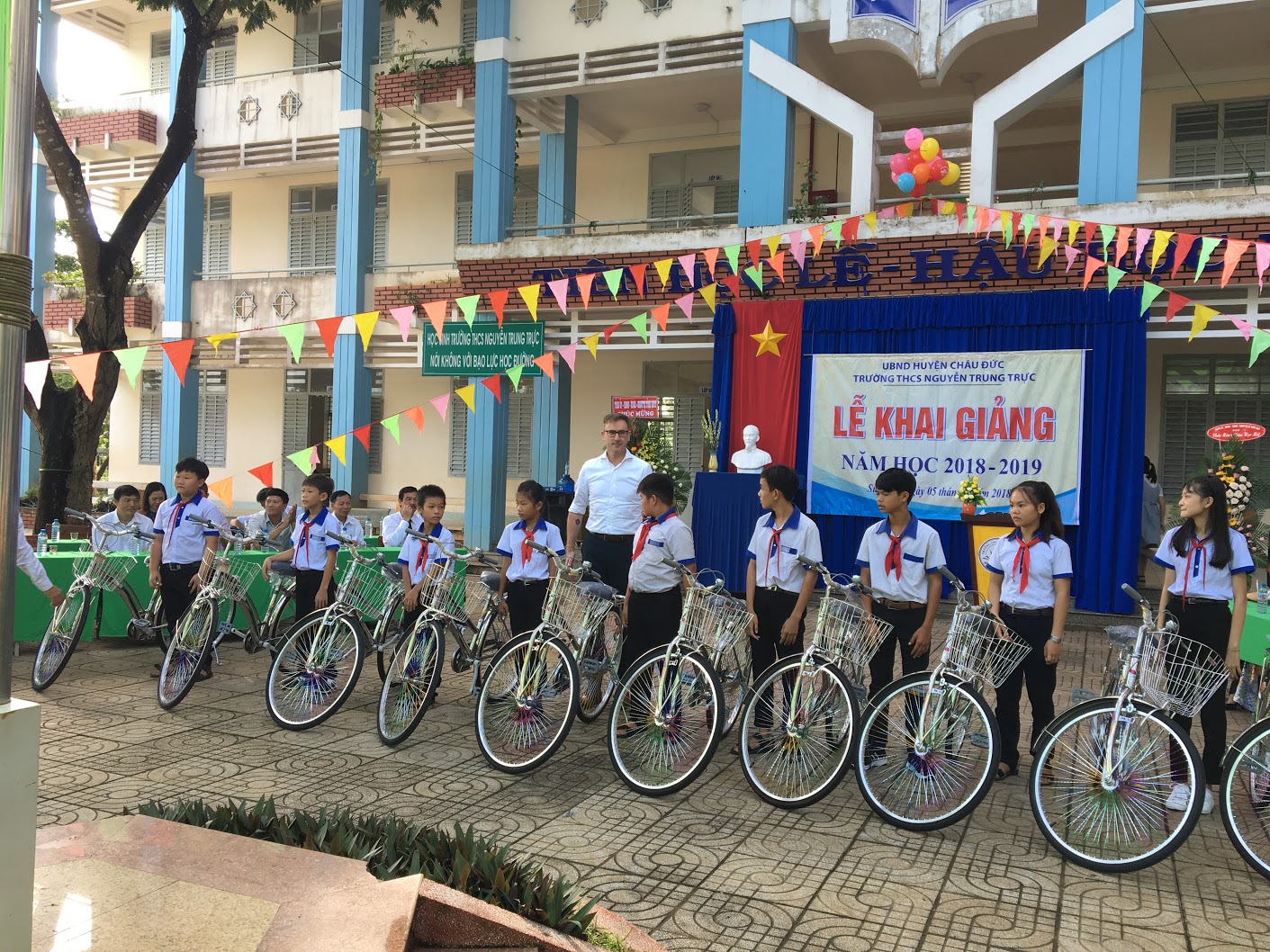 Trao tặng xe đạp cho các em học sinh nghèo tại 2 trường thuộc huyện Châu Đức nhân dịp khai giảng năm học mới 2018-2019