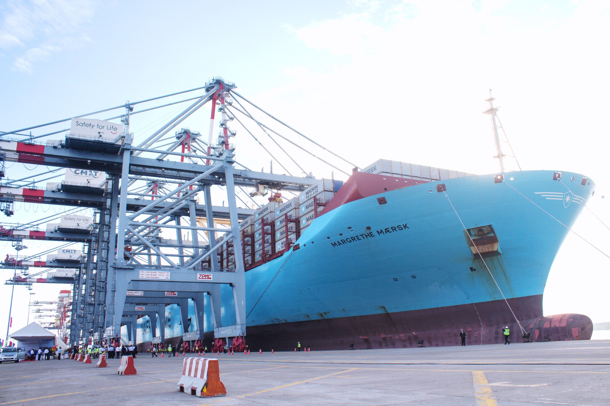 Tàu 18.000 Teus - Margrethe Maersk cập cảng CMIT