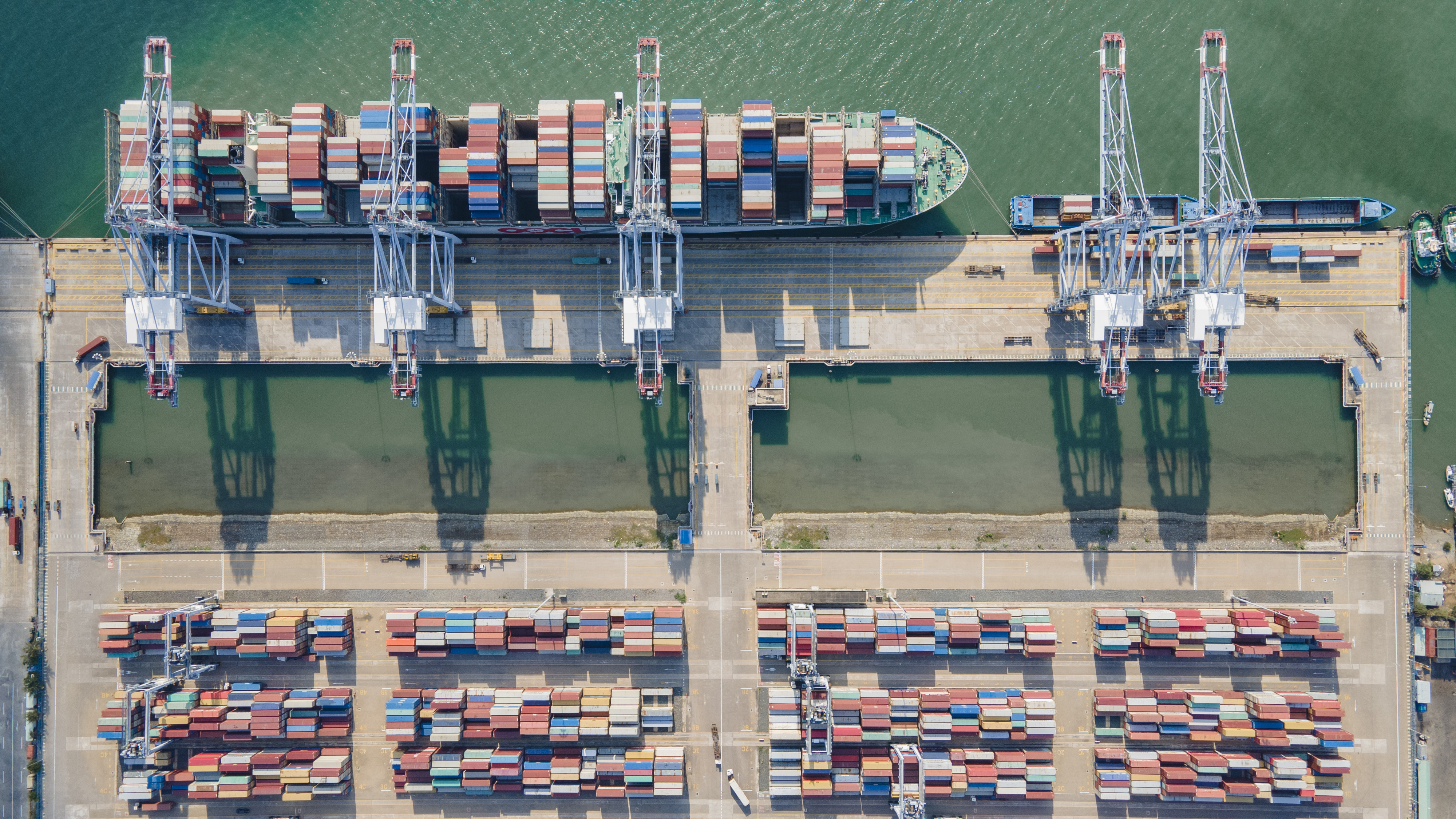 Tàu OOCL Bangkok trên tuyến dịch vụ VCE cập cảng CMIT ngày 18/06/2021