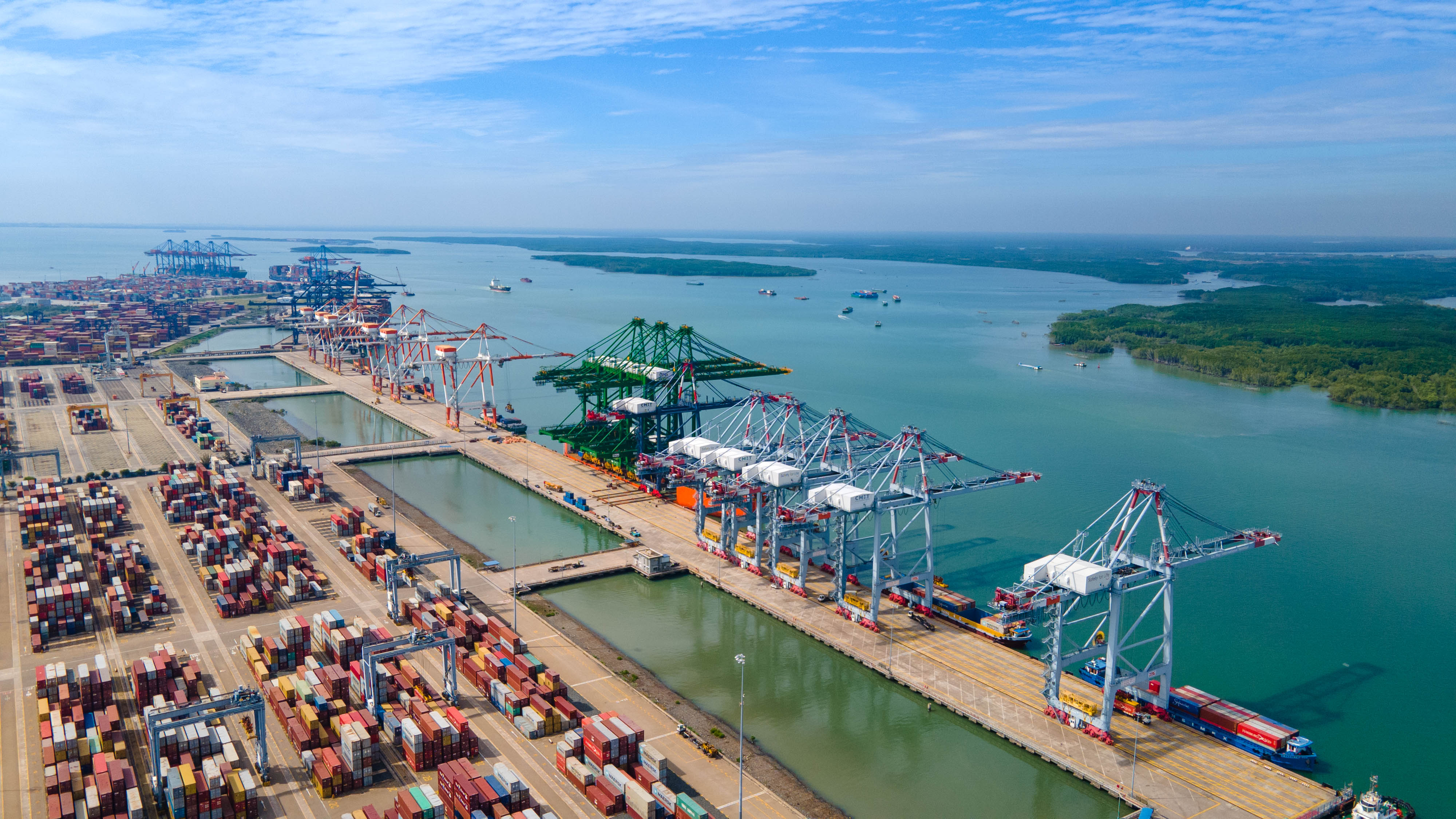 Cẩu bờ số 6 cập cảng CMIT ngày 13/12/2021